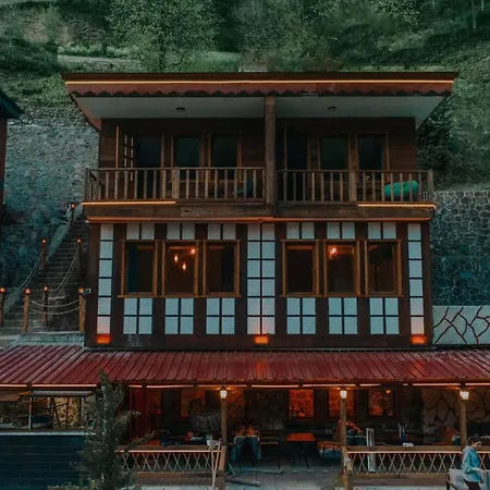 River Deluxe Hotel *